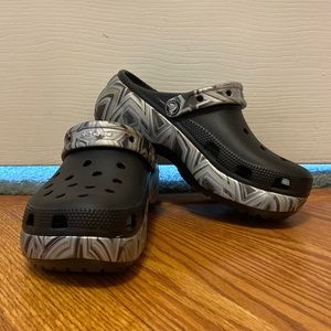 Crocs Black Platform with Star Pattern. Women’s 7